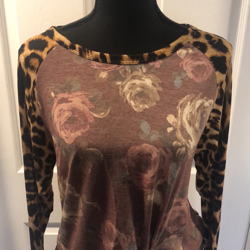 NWOT Burgundy Faded Floral Print Twist Tee s/ Leopard Contrast Sz Small